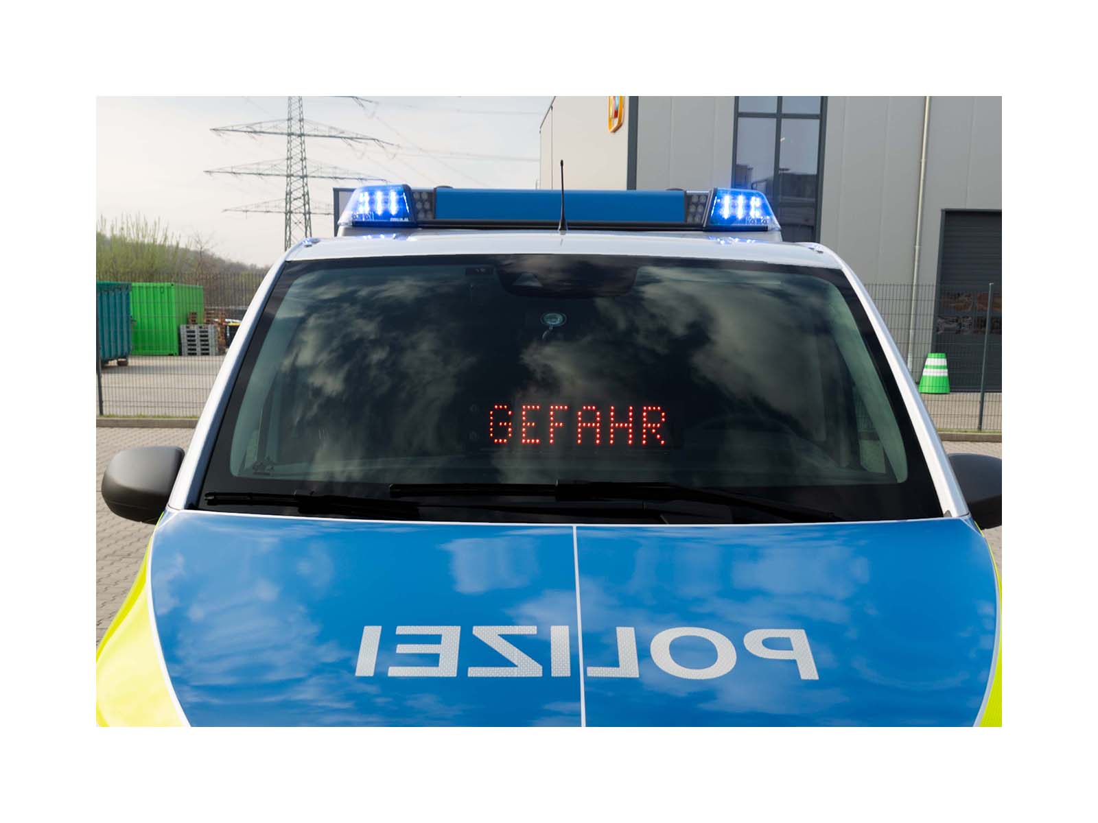 DD-100 Dashboard Display In Situ In Front Window of Police Vehicle Showing Message Gefahr