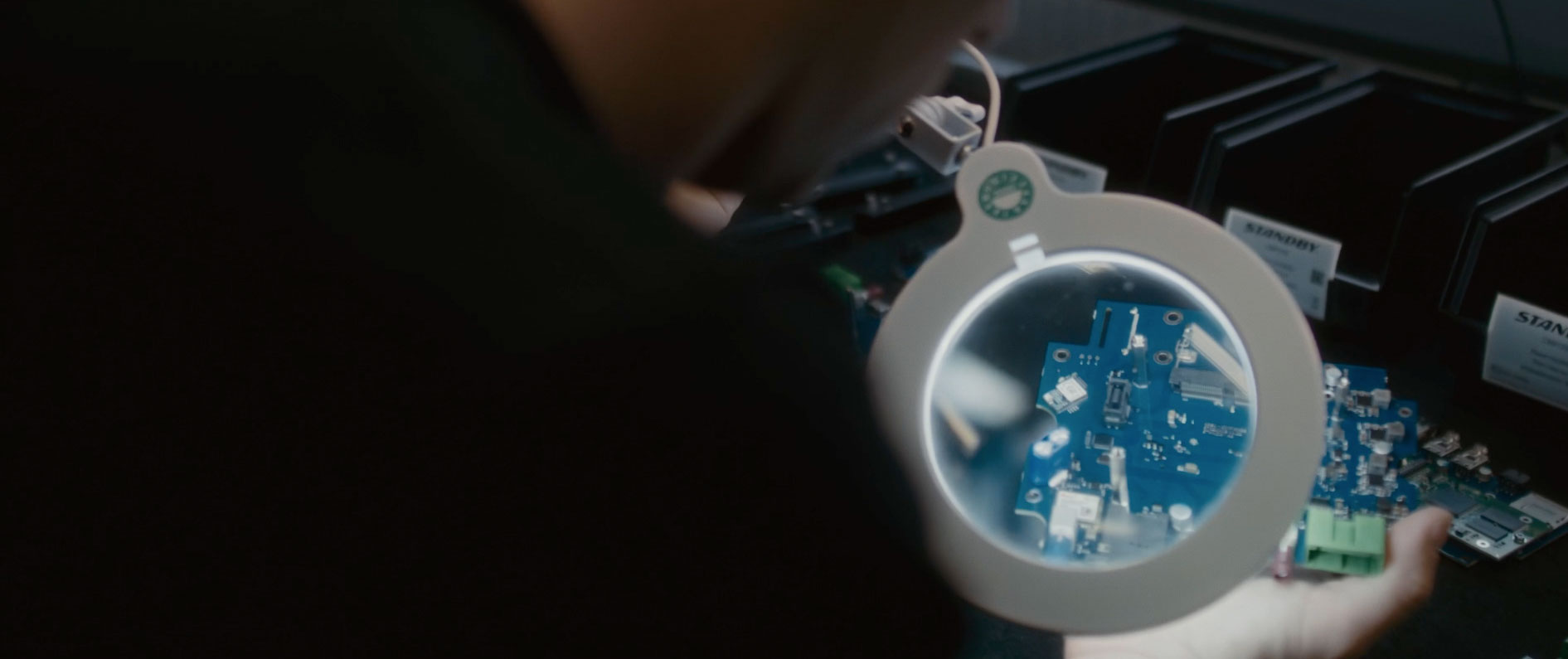 Vy genom ett förstoringsglas där man ser ner på ett kretskort.